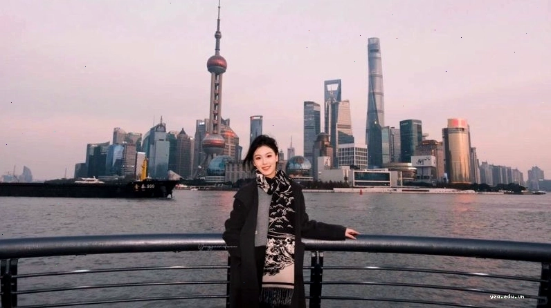 Người dân đi dạo bộ ven sông Hoàng Phố