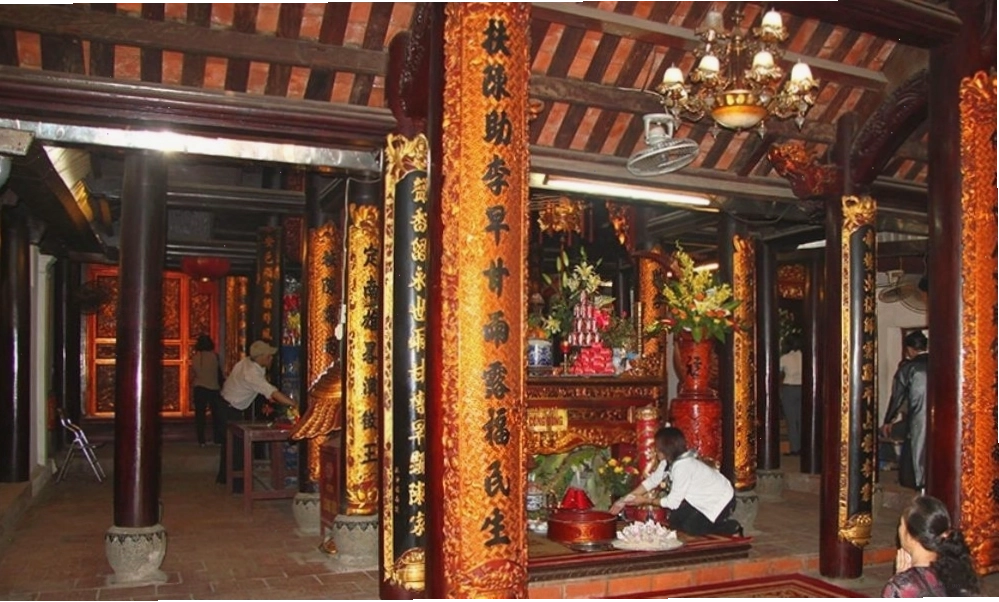 Người dân đi lễ tại Đình Ứng Thiên