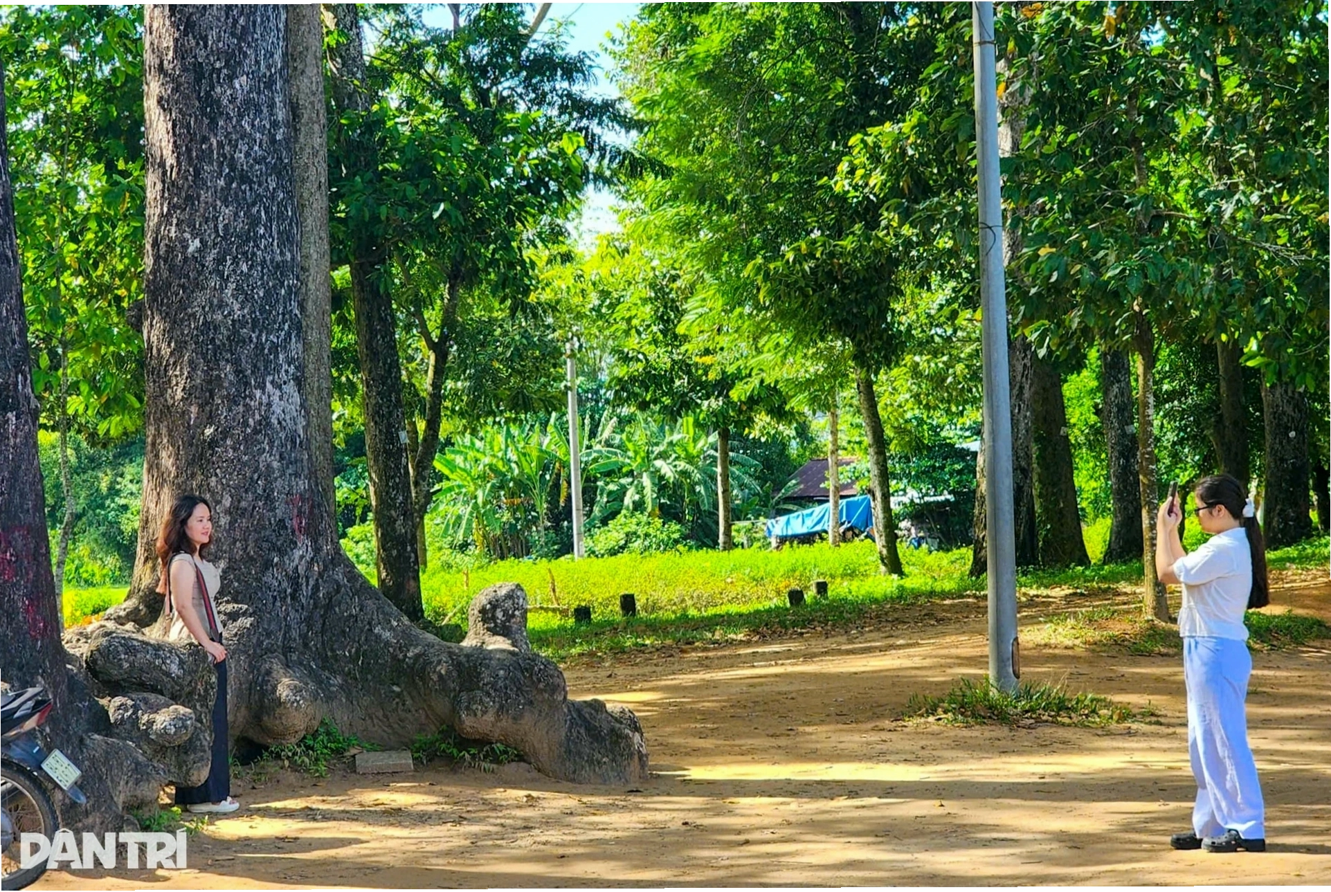 Người dân địa phương tham gia các hoạt động tại Ao Bà Om