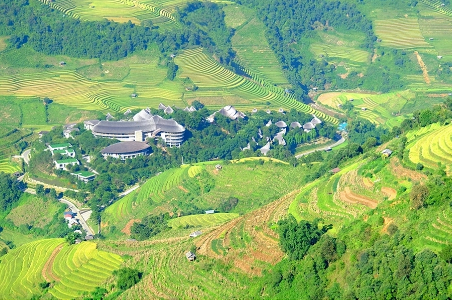 Người dân làm việc trên ruộng bậc thang Mù Cang Chải