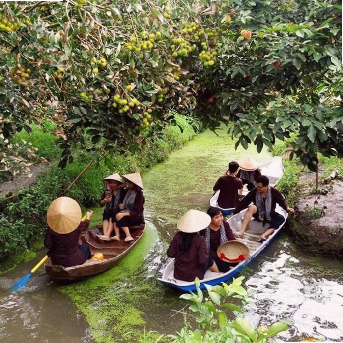 Người dân miền Tây chèo xuồng trên sông