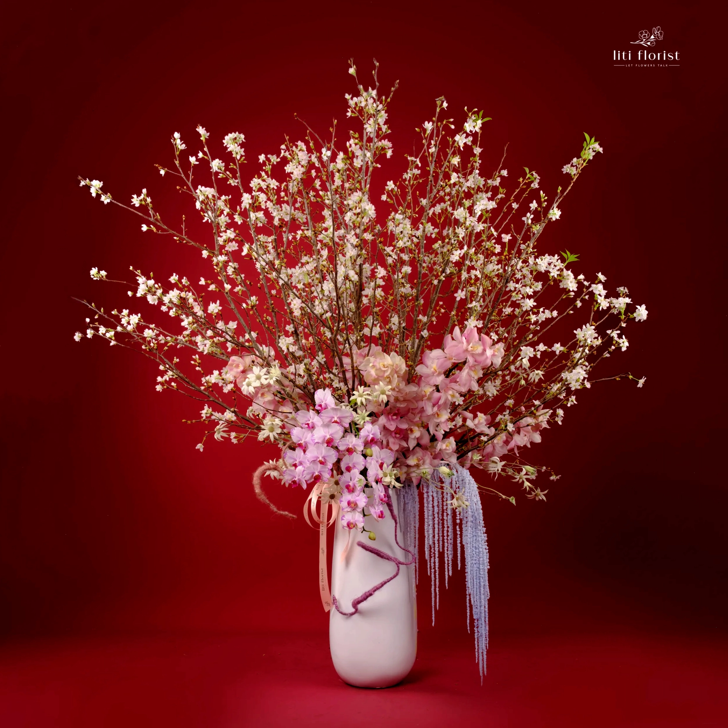 Người dân Nhật Bản tham gia lễ hội Hanami dưới gốc cây hoa anh đào