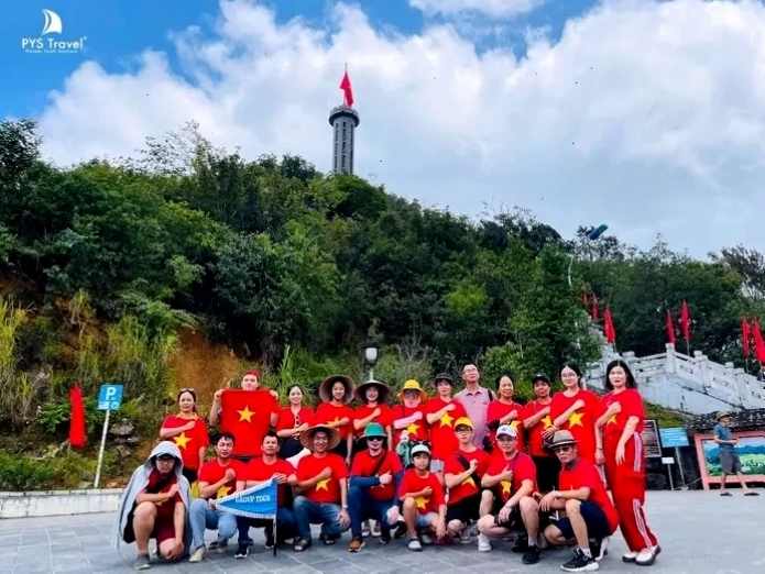Người dân tộc thiểu số tại Lũng Cú, Đồng Văn, Hà Giang trong trang phục truyền thống