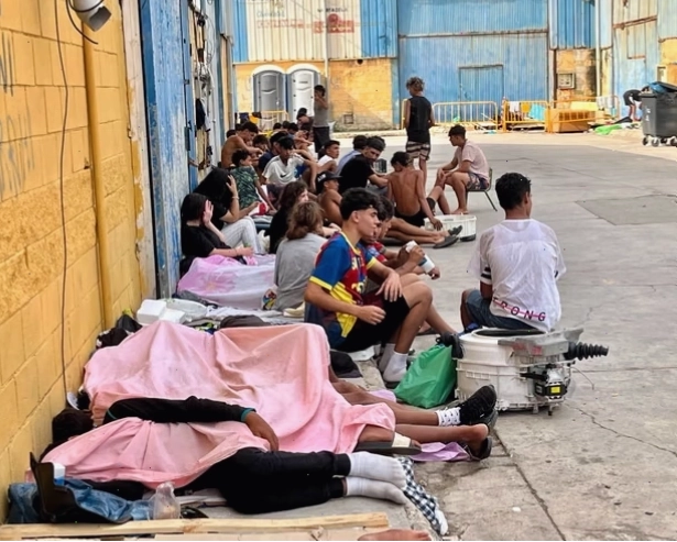 Người di cư ngồi trên đường phố Ceuta sau khi vượt biên