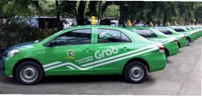 Người dùng đang đặt xe Grab trên điện thoại