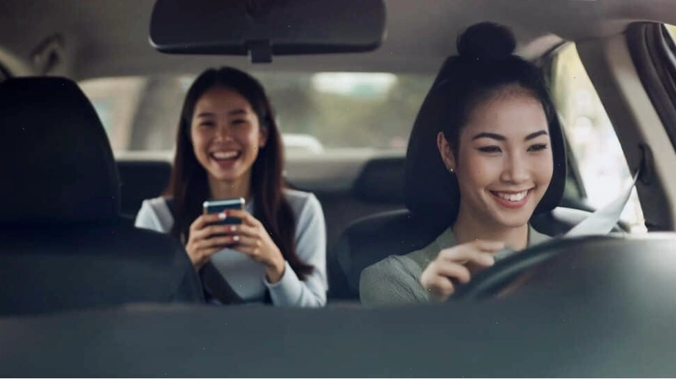 Người dùng đang sử dụng ứng dụng Grab để đặt xe