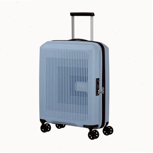Người dùng kéo vali xách tay một cách dễ dàng nhờ bánh xe xoay 360 độ