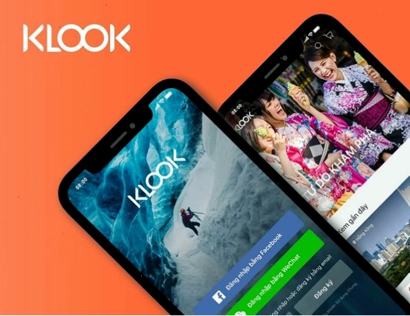 Người dùng sử dụng ứng dụng Klook để đặt vé du lịch