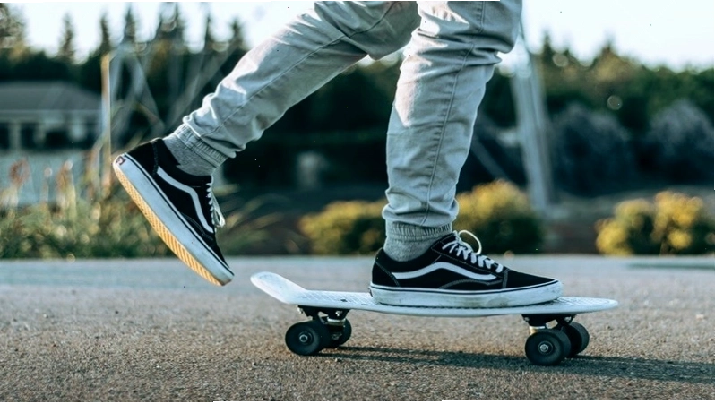 Người dùng té ngã khi đang điều khiển hoverboard