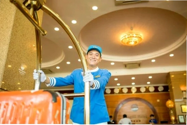 Người khuân vác hành lý tại khách sạn