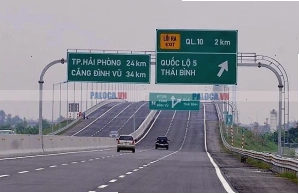 Người lái xe tập trung điều khiển phương tiện