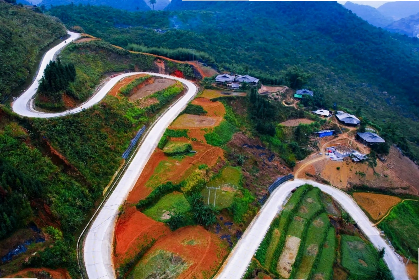 Người phụ nữ đứng ở ngã ba đường, thể hiện sự lựa chọn