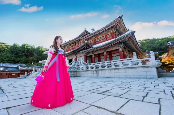 Người phụ nữ duyên dáng trong trang phục Hanbok tại Cung điện Gyeongbokgung