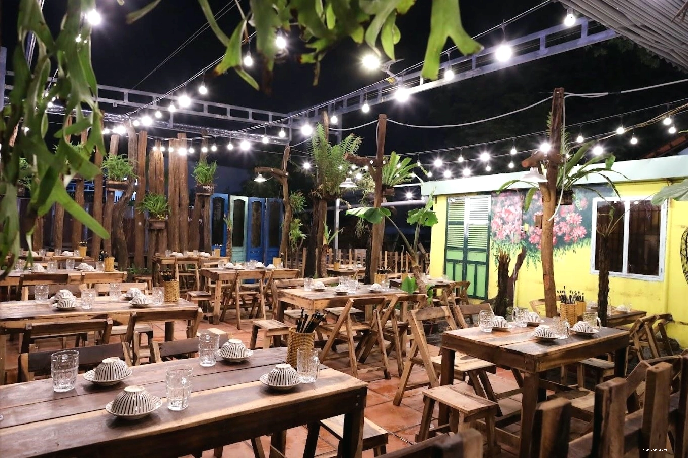 Nhà hàng Đằng Nớ với không gian xanh mát