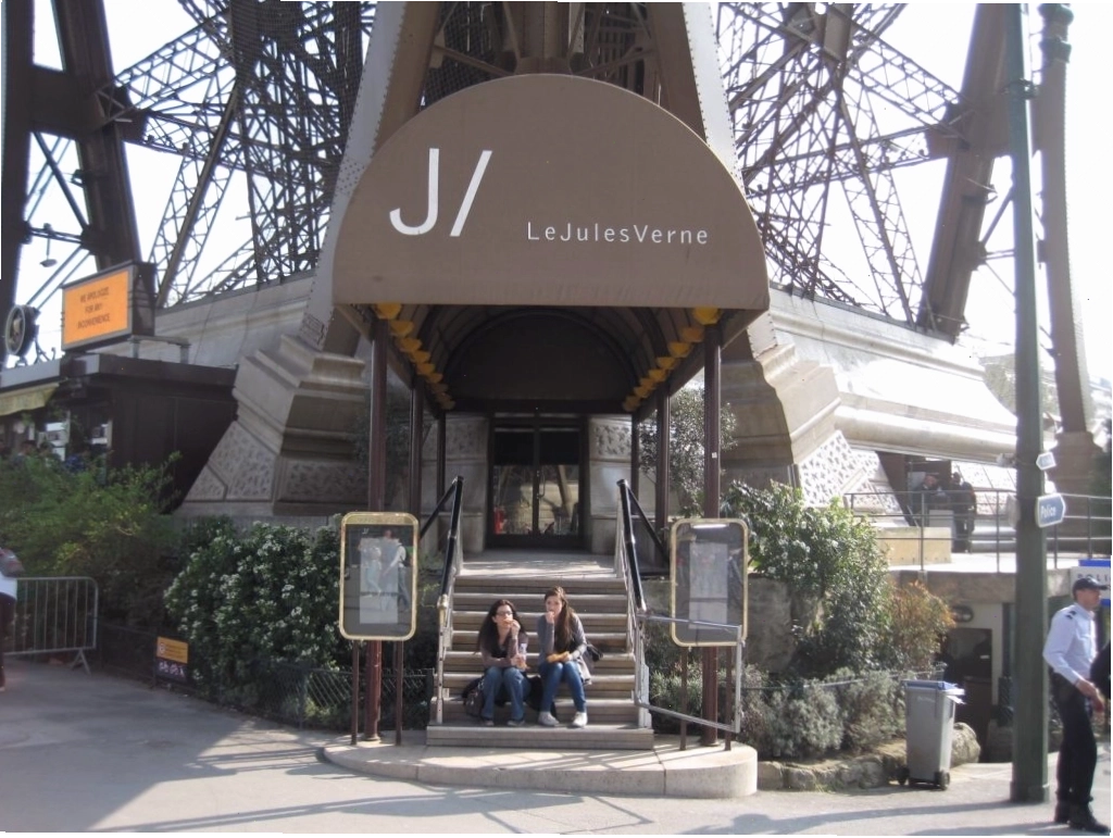 Nhà hàng Le Jules Verne sang trọng trong Tháp Eiffel