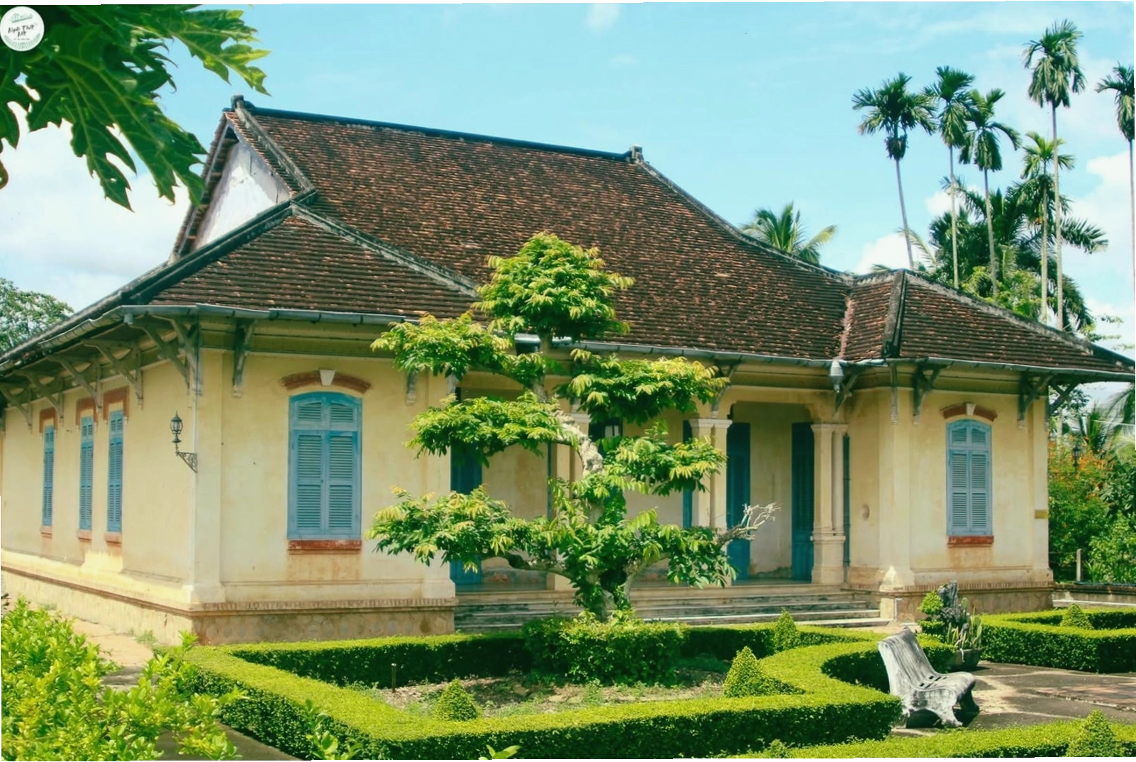 Nhà mái lá dừa nước mộc mạc giữa không gian xanh
