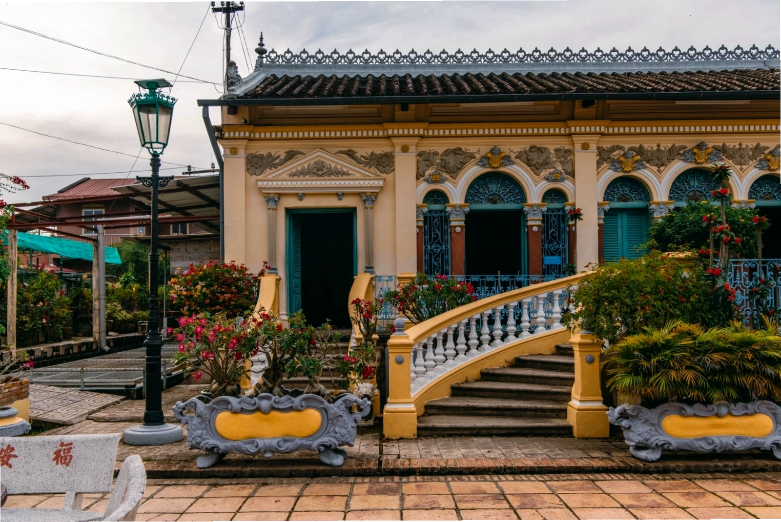 Nhà mái ngói âm dương với kiến trúc vững chãi và mỹ thuật