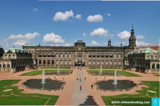 Nhà thờ Đức Bà Frauenkirche Dresden vào một ngày nắng đẹp