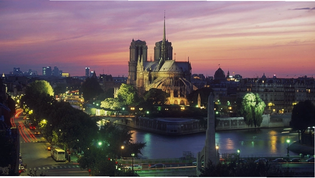 Nhà thờ Đức Bà Paris nhìn từ ban công Viện Thế giới Ả Rập năm 2000
