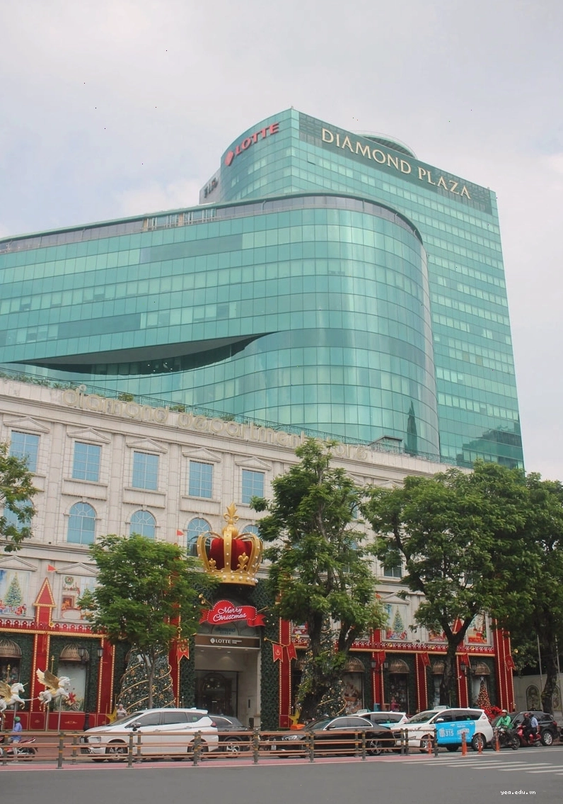 Nhà thờ Đức Bà Sài Gòn đối diện Diamond Plaza