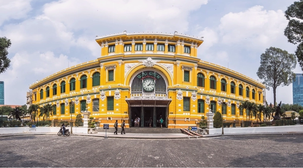 Nhà thờ Đức Bà Sài Gòn với kiến trúc Roman đặc trưng