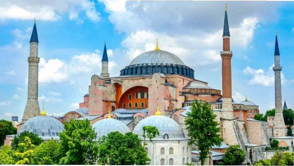 Nhà thờ Hồi giáo Blue Mosque với sáu tháp cao đồ sộ