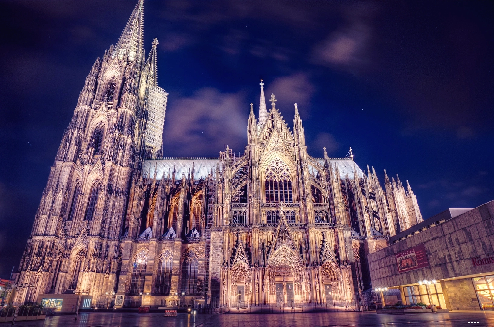 Nhà thờ lớn Cologne, Đức với hai tháp chuông cao vút