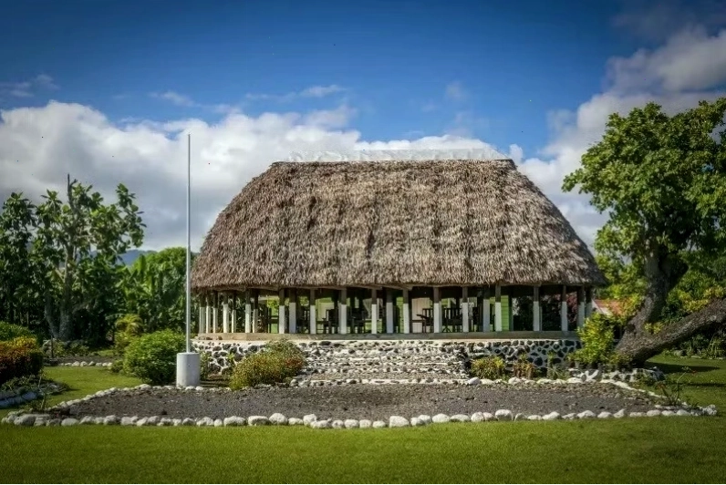 Nhà truyền thống Samoan (fale) với thiết kế mở đón gió biển