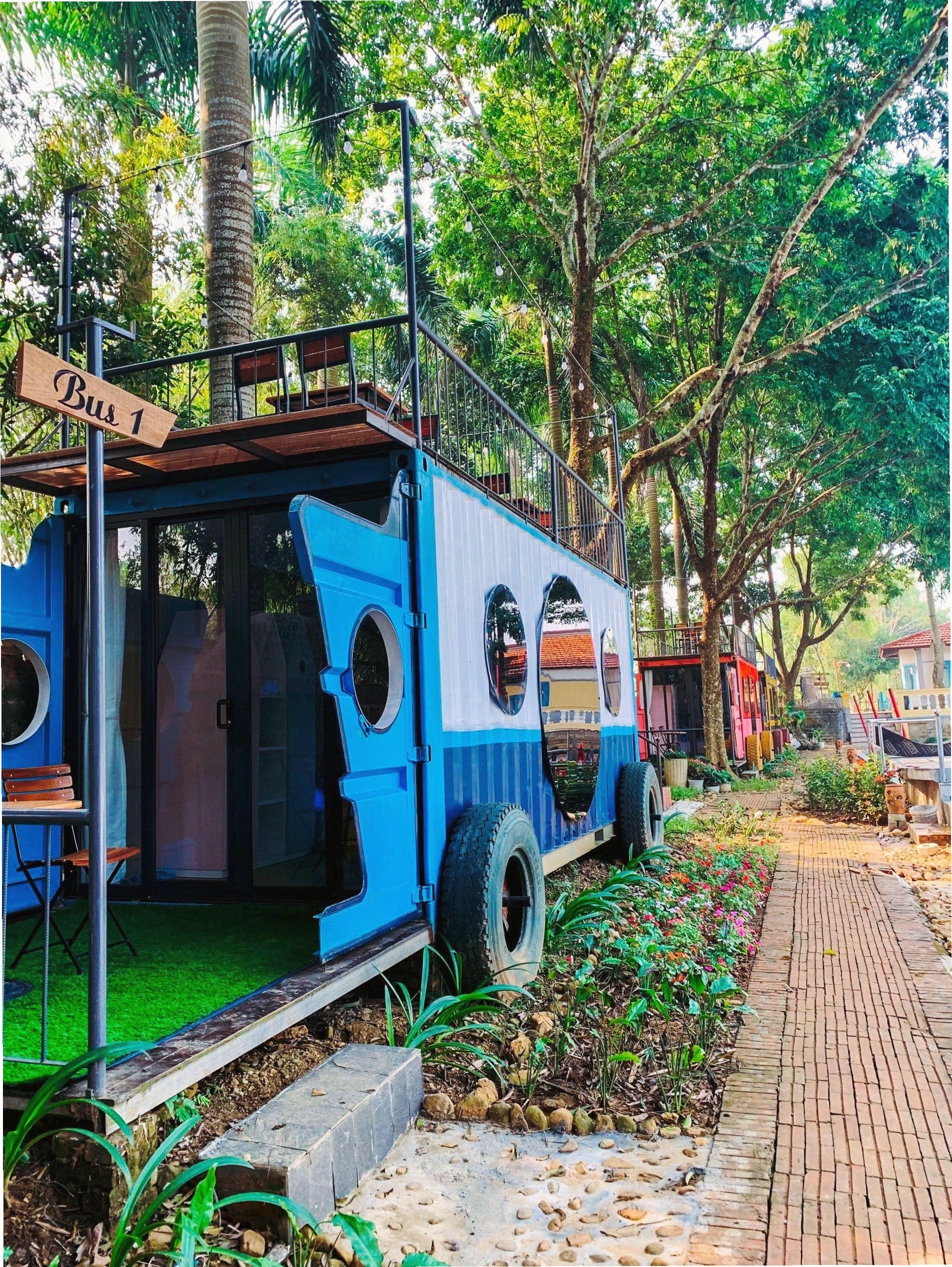 Nhà xe bus độc đáo tại Wonder Farm Ba Vì