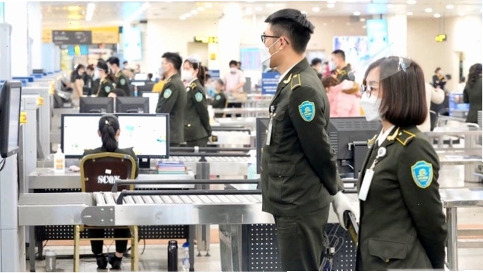 Nhân viên an ninh kiểm tra hành lý tại điểm kiểm tra an ninh hàng không