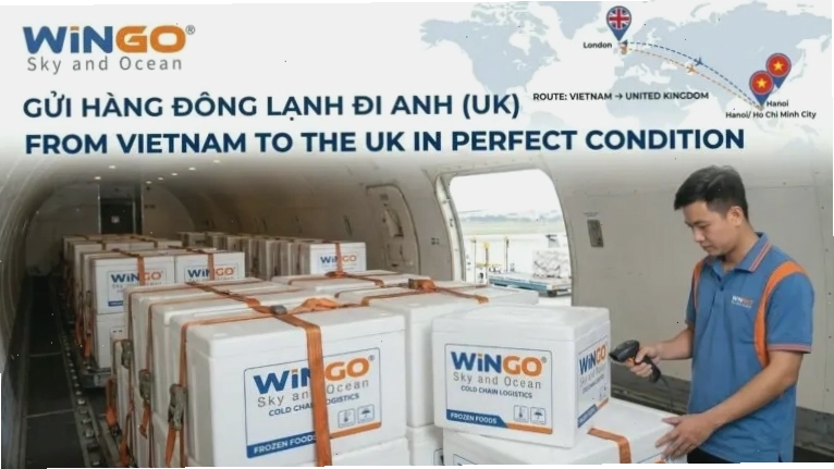 Nhân viên đang cân đo trọng lượng kiện hàng trước khi vận chuyển đi Pháp