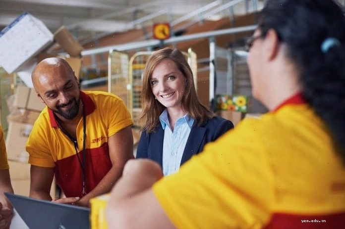 Nhân viên DHL hỗ trợ khách hàng gửi hàng đi Úc