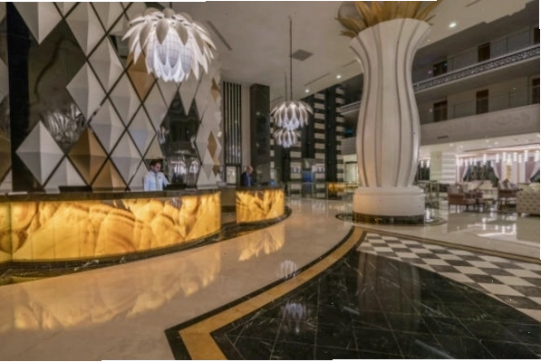 Nhân viên Front Desk chuyên nghiệp tư vấn cho khách hàng