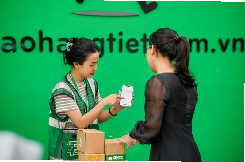 Nhân viên GHTK sẵn sàng hỗ trợ khách hàng tại bưu cục