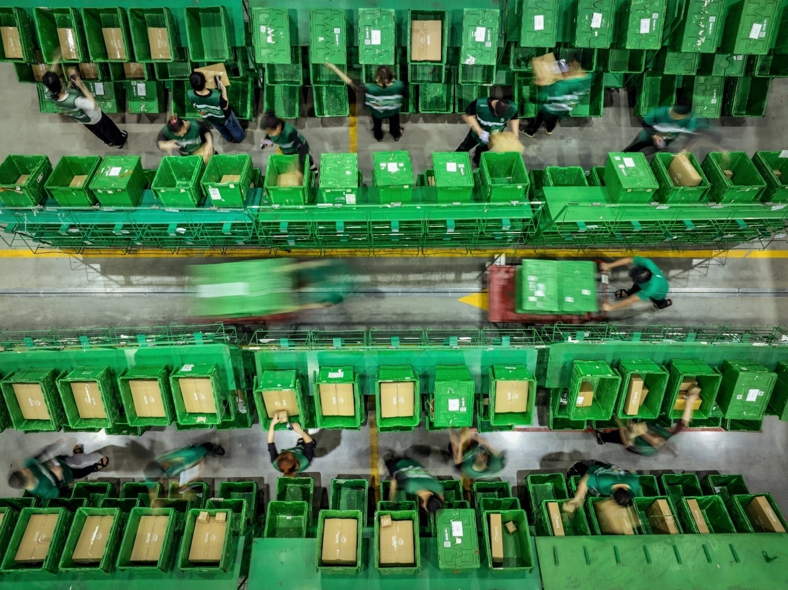 Nhân viên GHTK tại bưu cục sẵn sàng hỗ trợ khách hàng.