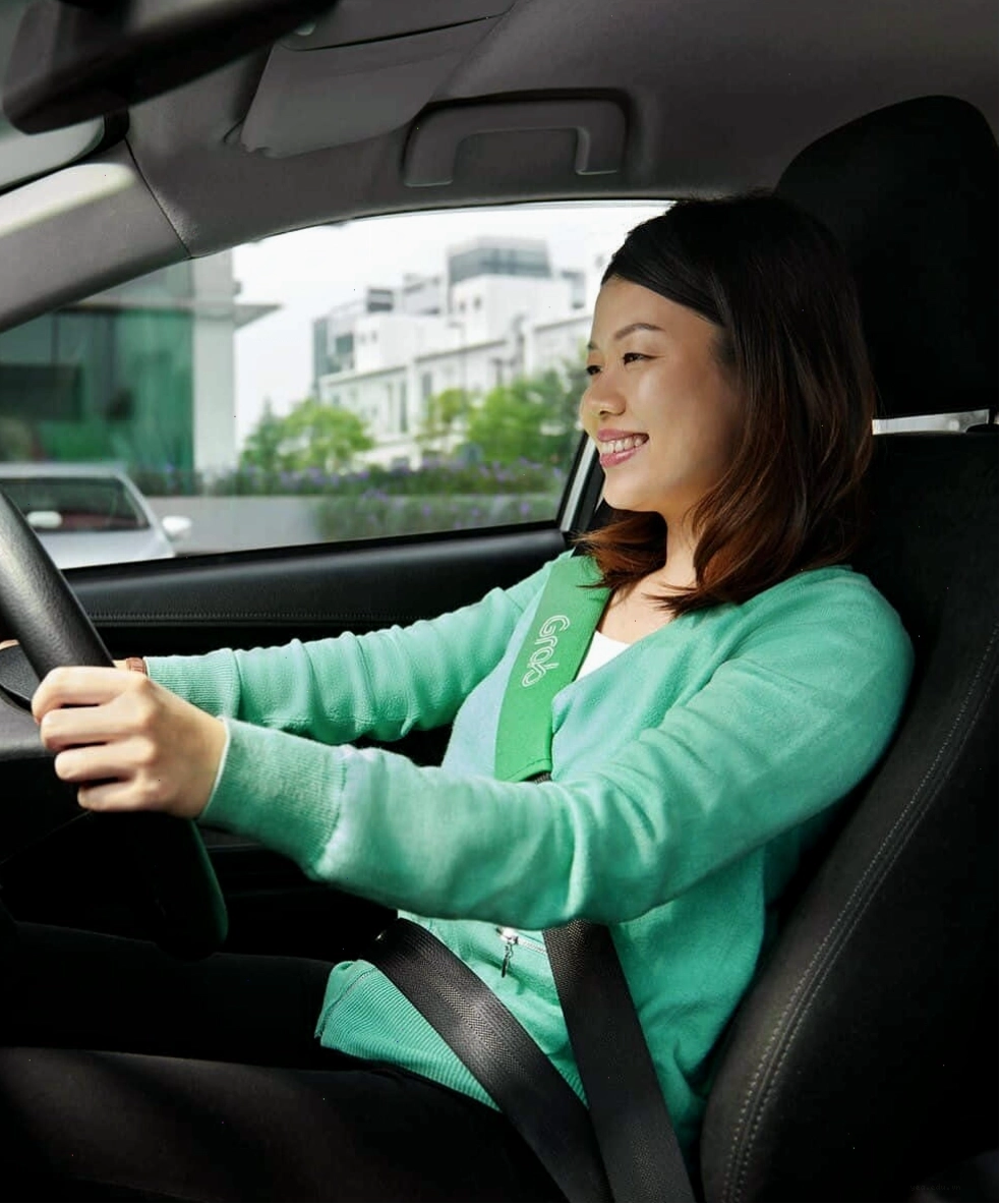 Nhân viên Grab đang hỗ trợ khách hàng