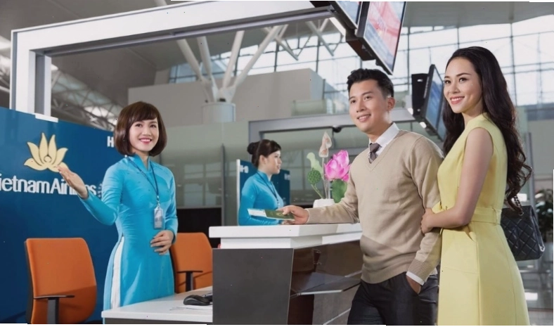 Nhân viên hỗ trợ hành khách sử dụng dịch vụ Fast Track tại sân bay Nội Bài