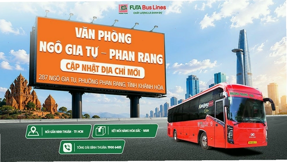 Nhân viên hỗ trợ khách hàng của Phương Trang đang nghe điện thoại