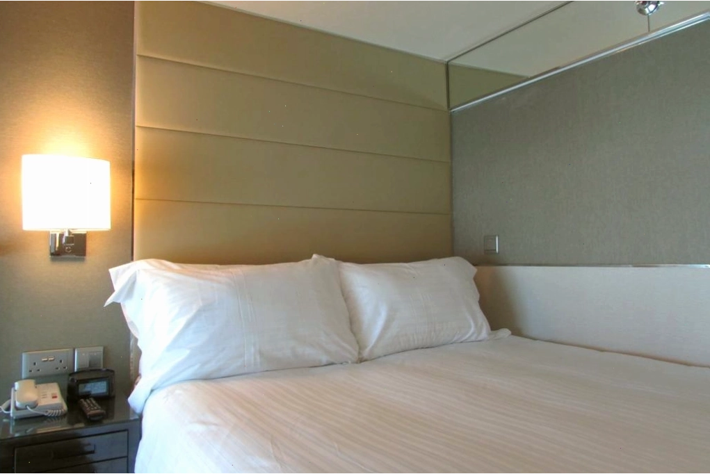 Nhân viên hỗ trợ tại quầy lễ tân Holiday Inn Singapore Little India