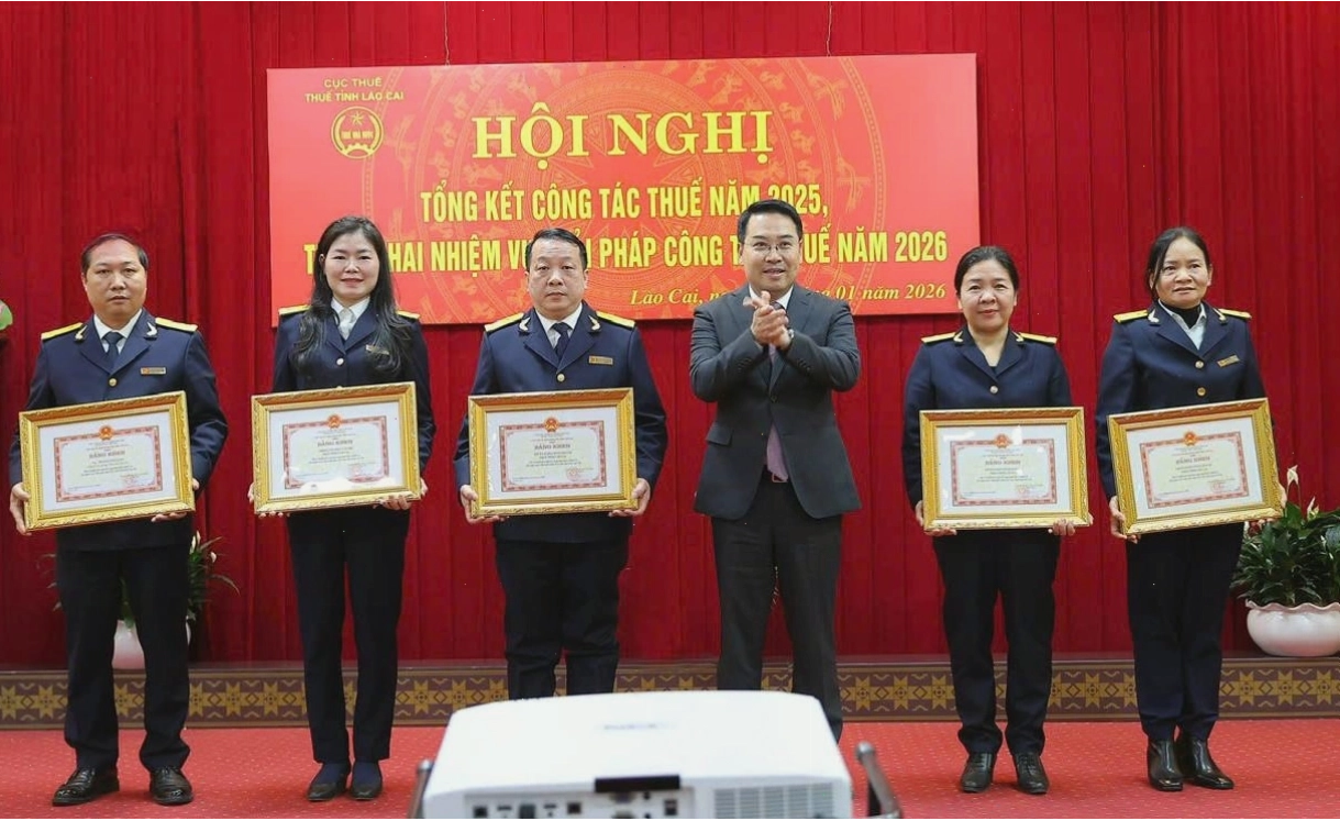 Nhân viên J&T Express đang làm việc