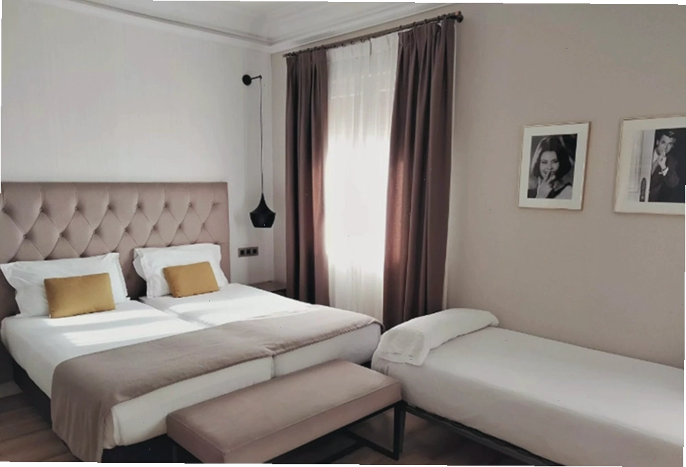 Nhân viên khách sạn đang setup giường extra bed