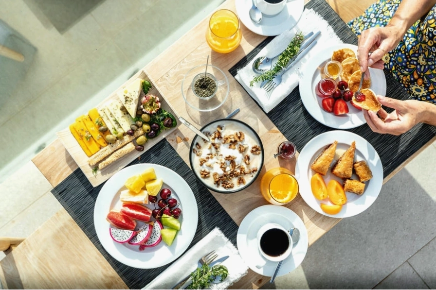 Nhân viên lễ tân tư vấn gói dịch vụ Full Board cho khách tại quầy check-in