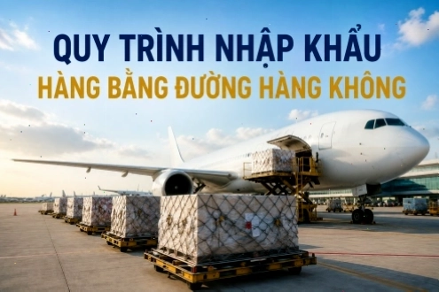Nhân viên logistics đang làm việc trên máy tính với bản đồ vận chuyển