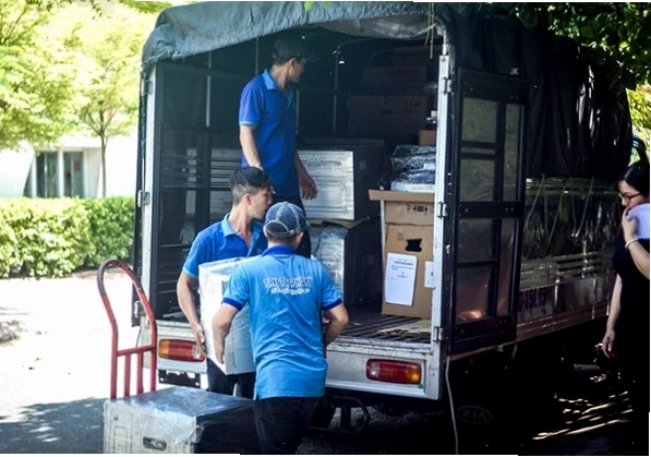 Nhân viên Phú Mỹ Express đóng gói và vận chuyển đồ đạc chuyên nghiệp
