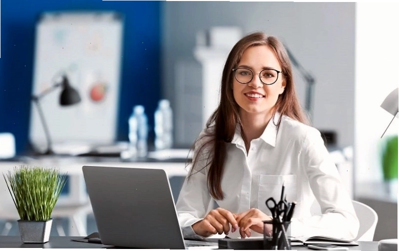 Nhân viên Sale OTA làm việc với giao diện quản lý trên nền tảng OTA