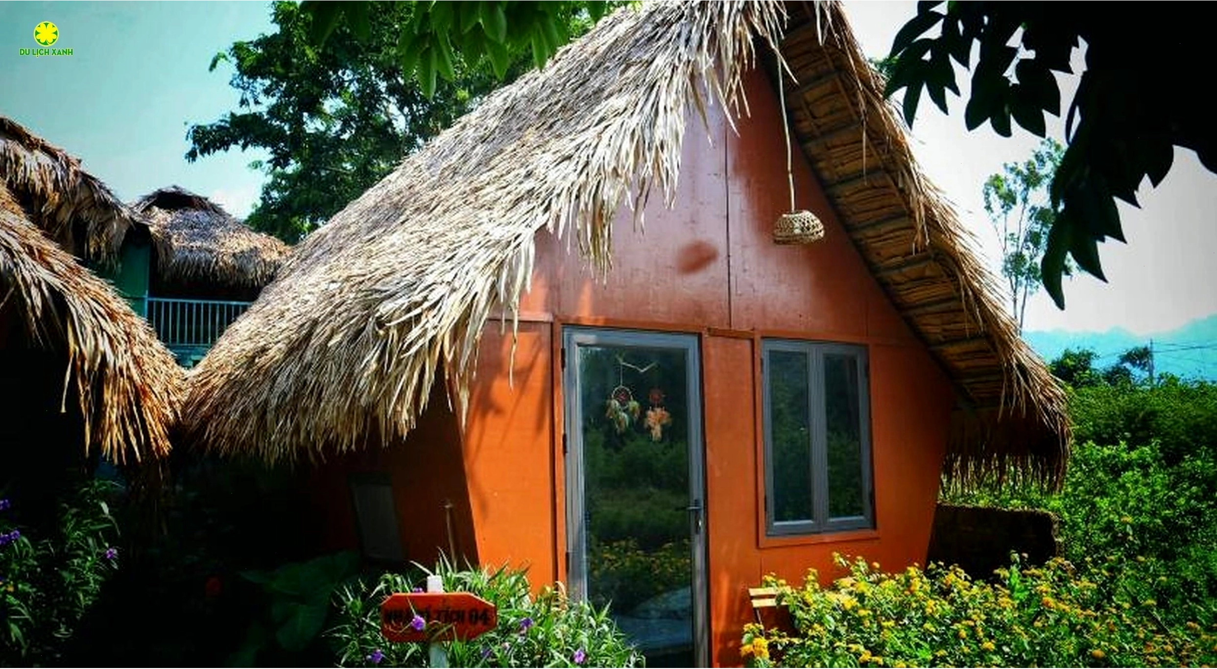 Nhân viên thân thiện tại quầy lễ tân Fairy House Mộc Châu