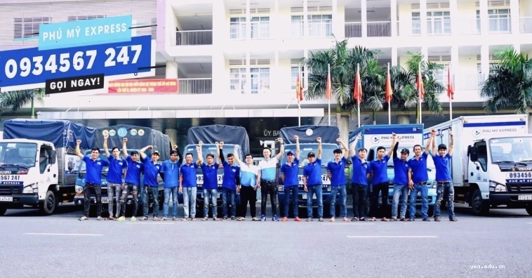 Nhân viên tháo lắp bàn ghế văn phòng