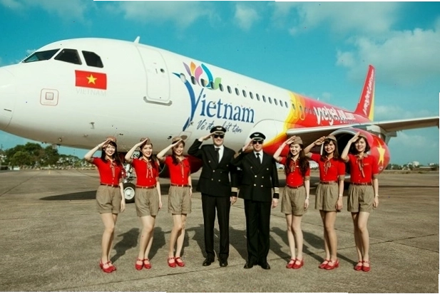 Nhân viên tổng đài Vietjet Air đang hỗ trợ khách hàng