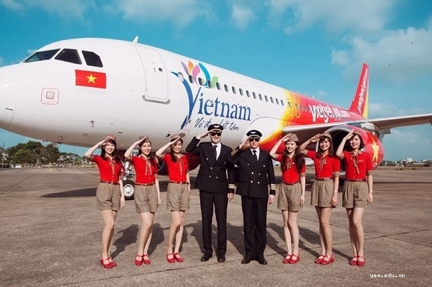 Nhân viên tổng đài Vietjet Air hỗ trợ khách hàng đặt vé