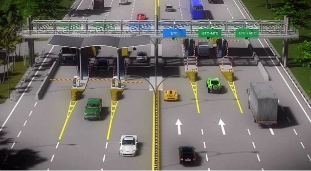 Nhân viên trạm thu phí thực hiện thu phí thủ công tại làn MTC